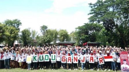 Ratusan emak-emak militan Semarang menggelar bazar murah dan dukung Ganjar Capres 2024. (Ist)