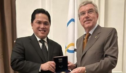 Menteri BUMN Erick Thohir bersama Presiden IOC Thomas Bach. (Ist)