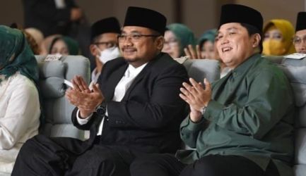 Menag Yaqut Cholil Qqumas dan Menteri BUMN Erick Thohir saat menghadiri acara Hari Santri Nasional 2022. (Ist)