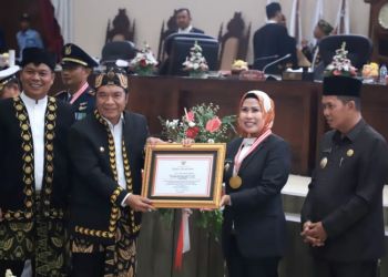 Bupati Serang Ratu Tatu Chasanah saat menerima penghargaan dari Pj Gubernur Banten Al Muktabar. Foto : Humas Pemprov Banten