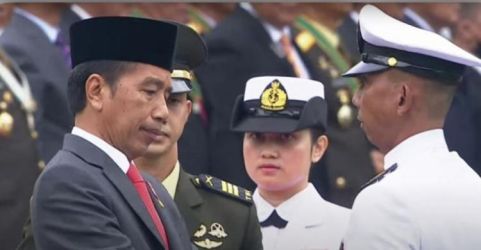 Presiden Jokowi memberikan pengapnugerahan tanda kehormatan pada HUT TNI ke 77 di Istana Merdeka. (Foto : Setpres)