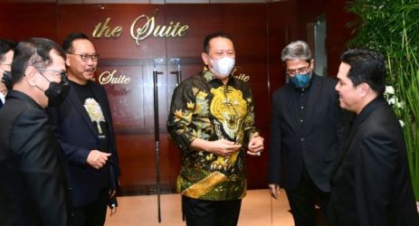 Ketua IMI Bambang Soesatyo (baju batik) saat ketemu Menteri BUMN Erick Thohir. (Ist)