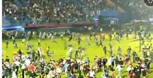 Laga Persebaya vs Arema membawa petaka, 127 penonton meninggal. (Ist)