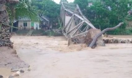 Deras nya banjir Sungai Cimadur membuat jembatan Cimancak putus. Foto : Istimewa