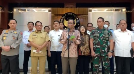 Menko Polhukam seusai memimpin rapat koordonasi  kasus Kanjuruhan di kantor Menko Polhukam. (Ist)