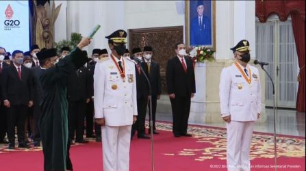 Presiden Jokowi bertempat di Istana Negara  melantik Sri Sultan Hamengkubuwono X sebagai Gubernur DIY dan KGPAA Pakualam X sebagai Wakil Gubernur DIY. (Foto : Setpres)