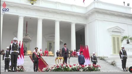 Presiden Jokowi menjadi Inspektur Upacara pada HUT TNI ke 77 di Istana Negara pada Rabu (5/10). (Foto : Setpres)