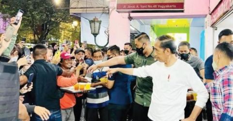 Presiden saat mengunjungi kawasan wisata Jalan Malioboro, Yogyakarta. (Foto : Setpres)