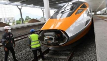 Teknisi sedang memeriksa lokomotif Kereta Cepat Jakarta- Bandung. (Ist)