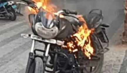 Motor Ashok yang dibakar sendiri karena kesal ditilang. (Ist)
