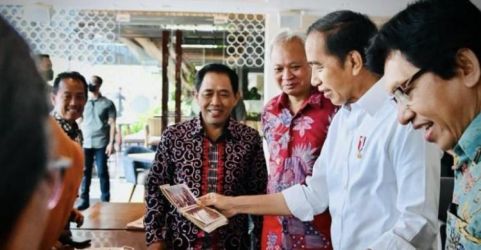 Dalam kunjungan nya ke Yogyakarta Presiden Jokowi bertemu dengan temen-temen semasa kuliah di UGM pada Minggu (16/10) di Hotel Ambarukmo. (Foto : Setpres)