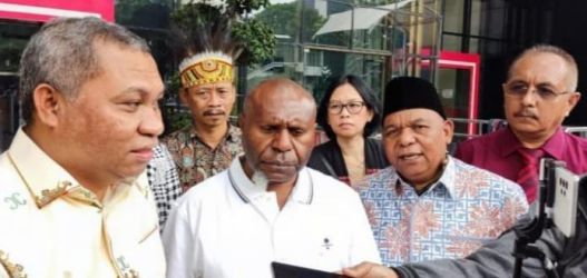 Tim kuasa hukum Lukas Enembe saat berada di gedung KPK. (Ist)