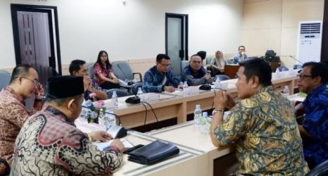 Komisi V DPRD Provinsi Banten saat melakukan rapat dengan Sekolah terkait dugaan pungli. (Ist)