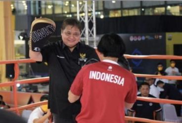 Menko Perekonomian Airlangga Hartarto saat membuka Kejurnas Kickboxing Indonesia IV 2022 di Batam. (Ist)