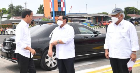 Presiden Jokowi didampingin Menteri Sekretaris Kabinet Pramono Anung dan Menteri PUPR Basuki Hadimuljono saat berada di KITB Batang untuk  groundbreaking pabrik pipa. Foto : Setpres