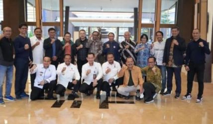 Menko Polhukam Mahfud MD brrsama seluruh anggota tim TGIPF. Foto : Istimewa