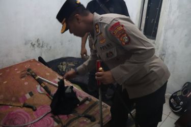 Barang bukti 10 sajam yang berhasil diamankan dari sebuah kontrakan yang dihuni gengster motor  di Cisauk, Kabupaten Tangerang. (Ist)