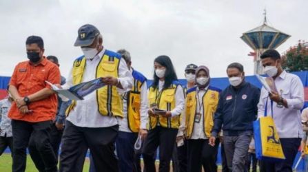 Menteri PUPR Basuki Hadimuljono (paling depan) dan Menpora Zainudin Amali (jaket biru) pada saat peninjauan Stadion Kanjuruhan. (Ist)