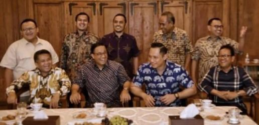 Mantan Gubernur DKI Jakarta Anies Baswedan saat menjamu para pimpinan partai Demokrat, Nasdem dan PKS dirumah pribadinya di Lebak Bulus, Jakarta Selatan. (Ist)