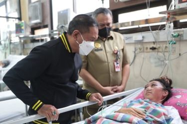 Menpora Zainudin Amali saat menjenguk korban tragedi Kanjuruhan di rumah sakit. (Ist)