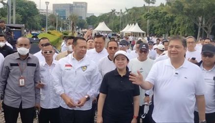 Ketua Umum Golkar Airlangga Hartarto dan Ketua DPP PDIP Puang Maharani beserta para petinggi kedua partai saat olahraga bersama di kawasan Tugu Monas. (Ist)