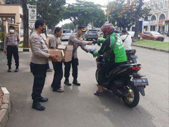 Jajaran Polsek Kelapa Dua bagikan ratusan paket nasi kepada masyarakat, pada Jumat (21/10/2022). (tangselpos.id/rmn)