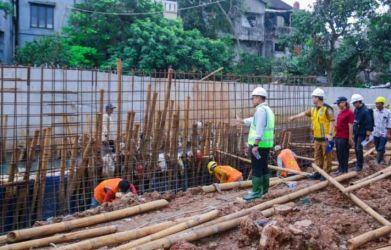 Wakil Wali Kota Tangsel Pilar Saga saat meninjau pembangunan turap di kali Puri Bintaro Indah, Ciputat. (Ist)