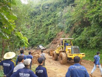 Alat berat yang diterjunkan dari Dinas PUPR Provinsi Banten membantu daerah yang terdampak bencana di Lebak. (Foto : Humas Pemprov)