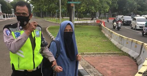 Tersangka SE perempuan yang mencoba menerobos Istana Presiden saat diamankan petugas. Foto : Istimewa