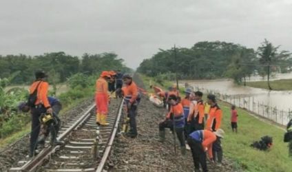 Pekerja sedang memperbaiki bantalan rel amblas di daerah Kroya, Jawa Tengah. (Ist)