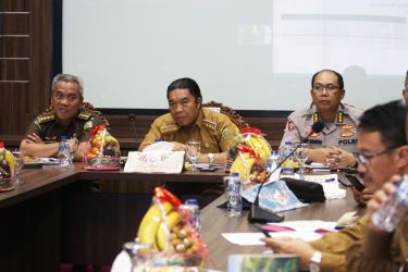 Pj Gubernur Banten Al Muktabar dan Forkopimda saat rapat koordinasi pengendalian inflasi daerah. Foto : Humas Pemprov Banten