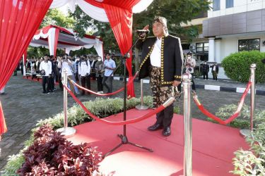 Pj Gubernur Banten Al Muktabar memimpin upacara HUT ke 22 Provinsi Banten. Foto : Humas Pemprov Banten