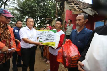 Pj Gubernur Banten menyerahkan bantuan kepada warga di Lebak yang terdampak banjir. Foto : Humas Pemprov Banten