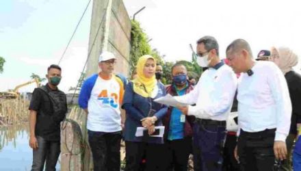 Pj Gubernur DKI Heru Budi Hartono (masker putih) saat meninjau pembangunan tanggul Kali Semanan, Cengkareng. Foto : Istimewa