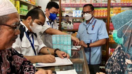 Petugas dari Polda Banten dan BPOM Provonsi Banten saat sidak di apotek dan toko obat di Kota Serang. Foto : Istimewa