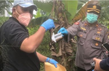 Aparat sedang melakukan olah TKP pembunuhan sopir angkot. (Ist)