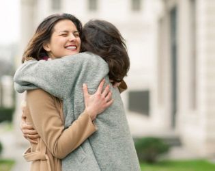 Berpelukan dan sentuhan ternyata menyehatkan. (Ist)