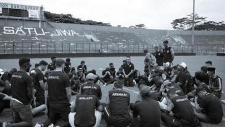 Para pemain dan offisal Arema FC berkumpul di Stadion Kanjuruhan untuk berdoa buat korban yang berjatuhan pada laga Persebaya vs Arema. (Ist)