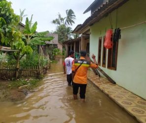 Tanggul jebol puluhan rumah di Kampung Citasuk terendam banjir. Foto ; Istimewa