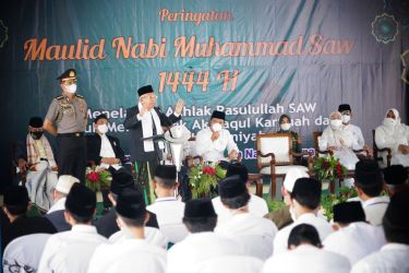 Wapres Ma'ruf Amin beserta Ibu Hj Wury Ma'ruf Amin dan Pejabat Gubernur Banten Al Muktabar pada acara Maulid Nabi Muhammad 1444 di Pesantren Syeikh Nawawi pada Minggu (16/10). Foto : Humas Pemprov Banten