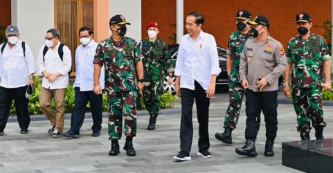 Presiden Jokowi didampingi Menteri PUPR Basuki Hadimuljono serta Menseskab Pramono Anung sebelum terbang menuju Kalimantan Timur. (Foto : Setpres)