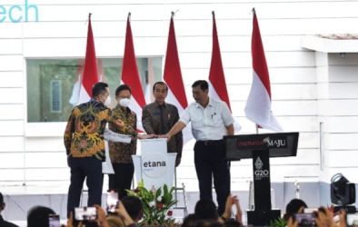 Presiden Jokowi saat meresmikan pabrik Biofarma PT Etana Biotechologies Indonesia. (Foto : Setpres)