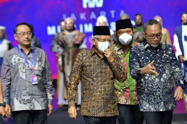 Wapres KH Ma'ruf Amin bersama Menteri Perdagangan Zulkifli Hasan dan Pj Gubernur Banten Al Muktabar pada pembukaan Jakarta Muslim Fashion Week 2013 di ICE -BSD. (Foto : Humas Pemprov)