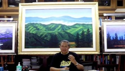 Mantan Presiden Susilo Bambang Yodhoyono dengan hasil karya lukisan terbaru nya. (Ist)