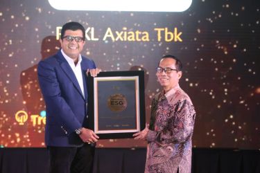 Penghargaan untuk kategori Telecommunication for Sustainability pada ajang ESG Excellence 2022. (tangselpos.id/ist)