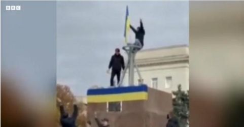 Warga Kherson pada memasang bendera karens bergembira setelah pasukan Rusia mundur. (Ist)