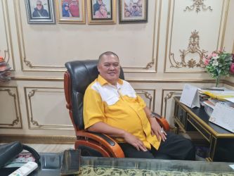 H Zulkarnain SE saat bersantai di ruang kerja nya. Foto : Istimewa