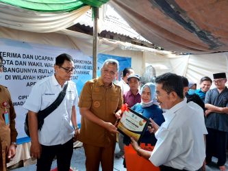 Wali Kota Tangsel, Benyamin Davnie bersama keluarga penerima manfaat perbaikan RUTLH di Ciputat. (ist)