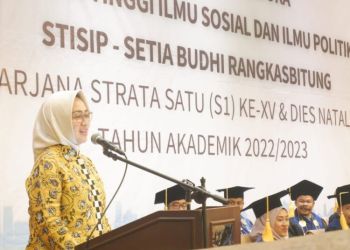 Mantan Wali Kota Tangsel Airin Rachmi Diany saat memberikan orasi ilmiah pada wisuda sarjana di STISIP Rangkasbitung di Hotel Ultima Ratu, Kota Serang, Selasa (29/11). Foto ; Istimewa