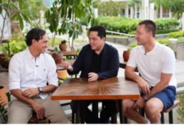 Menteri BUMN Erick Thohir bersama Alessandro Nesta dan Jon Terry saat berada di Pusat Perbelanjaan Sarinah, Jakarta. (Ist)